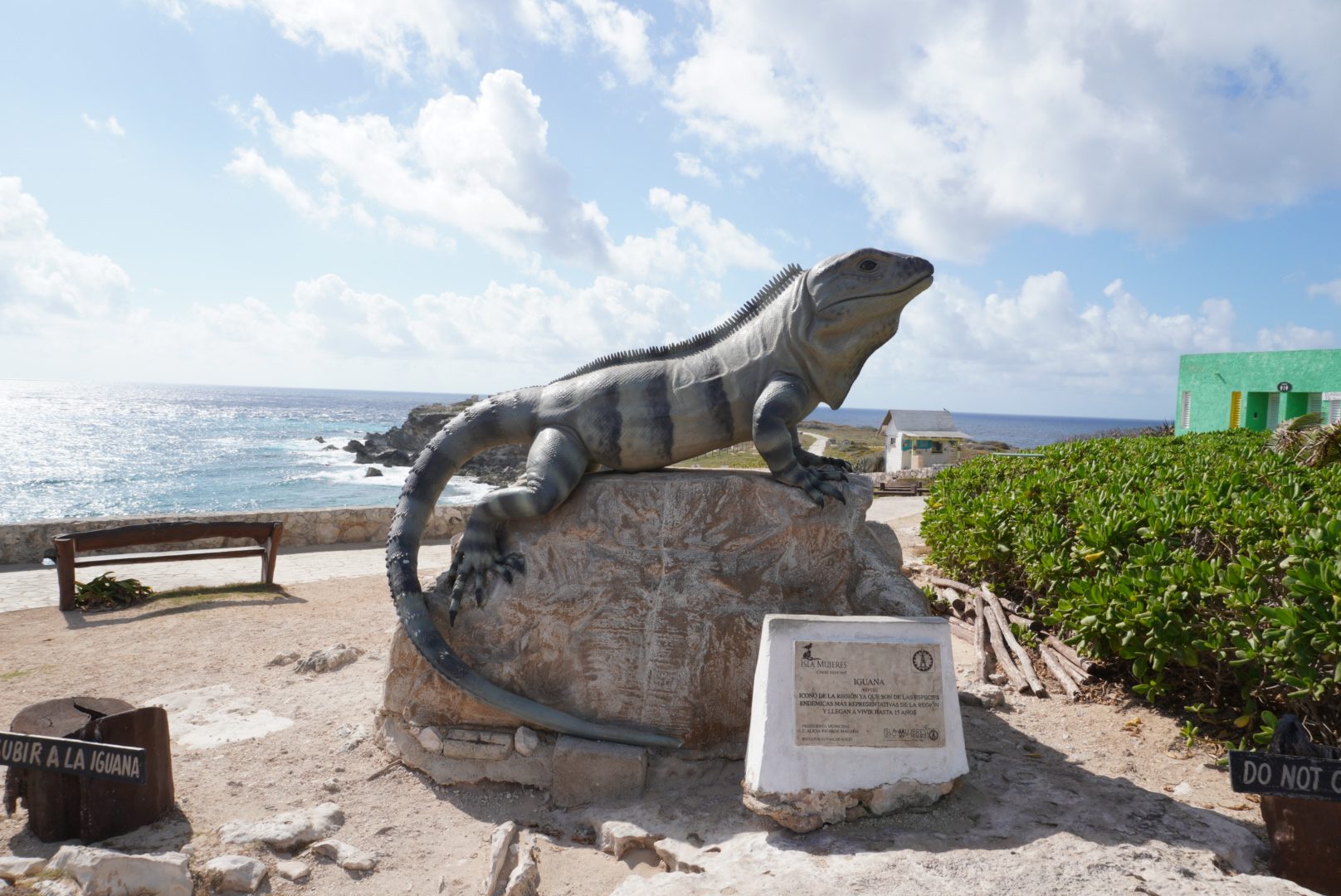 Skulptur am Strand in Mexiko, symbolisch für Freiheit und Natur.