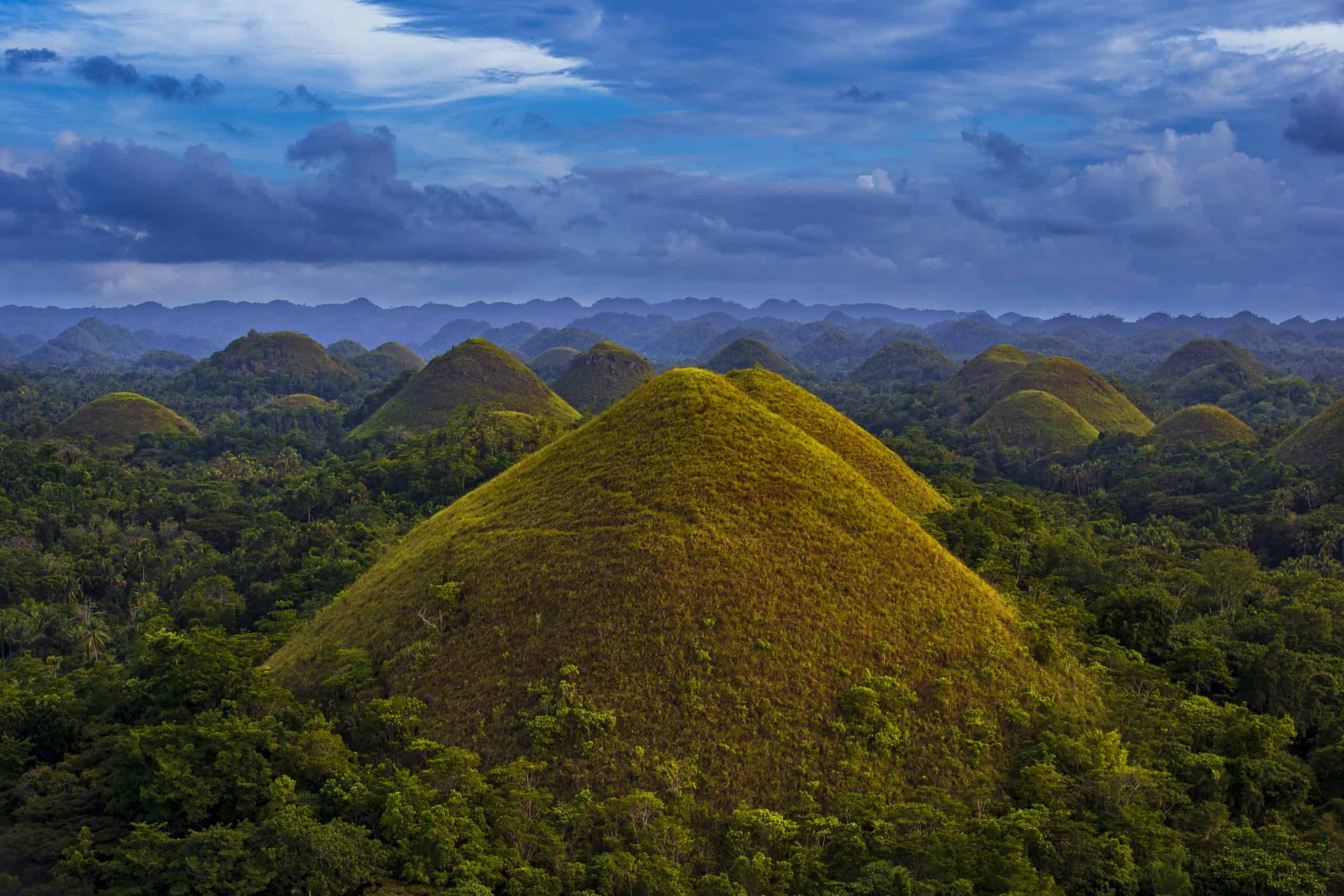 Atemberaubende Aussicht auf die einzigartigen Chocolate Hills in Bohol, Philippinen.