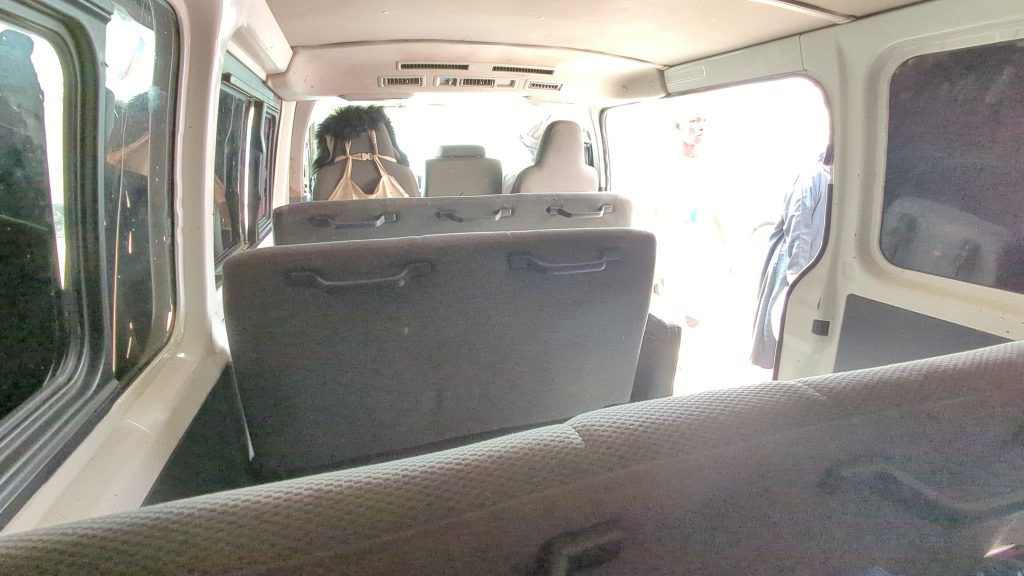 Innenansicht eines Vans in der Wüste Mauretaniens, unterwegs auf einer unerwarteten Reise.