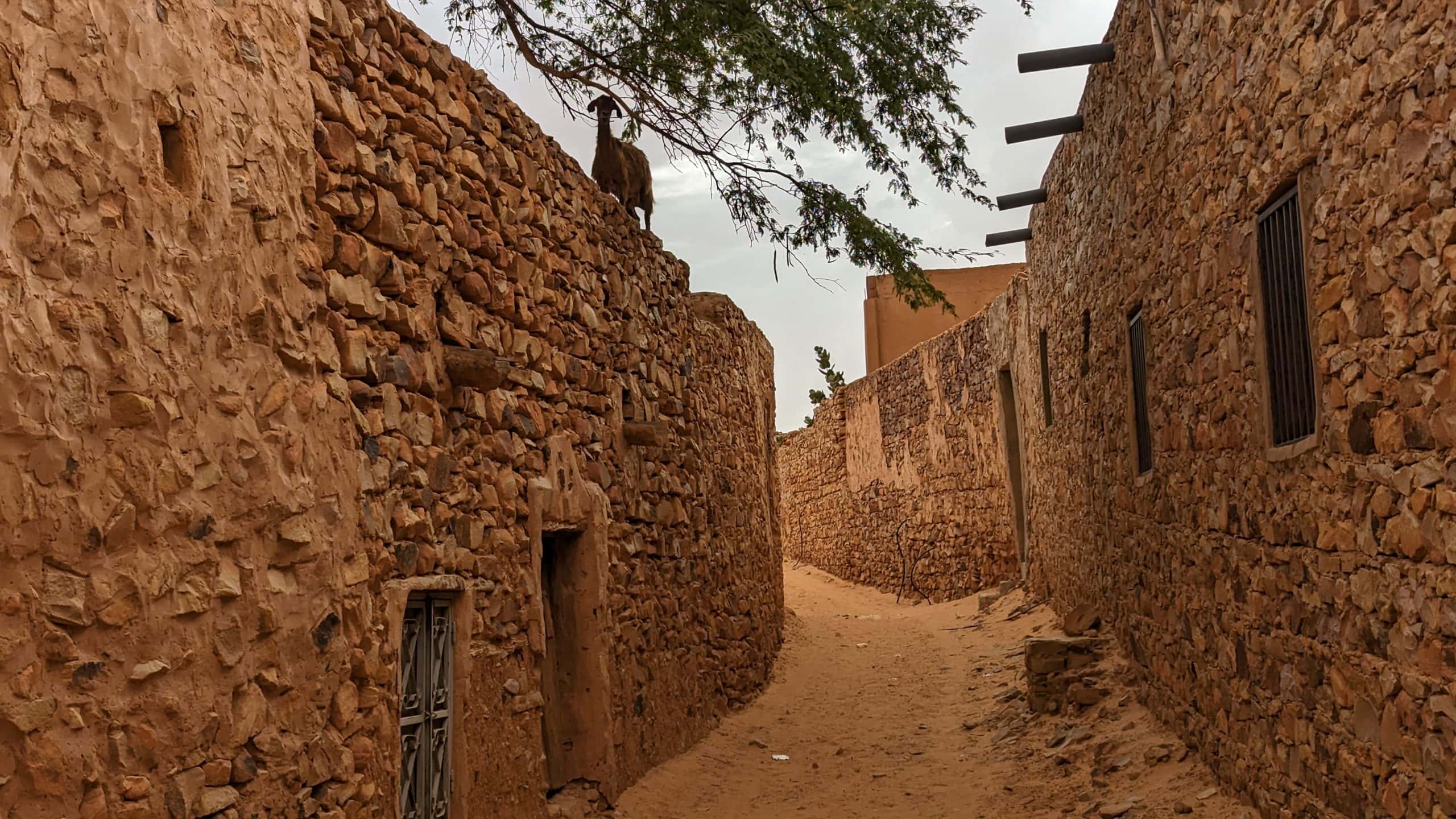 Historische Gasse in Chinguetti, Wüstenstadt Mauritaniens.