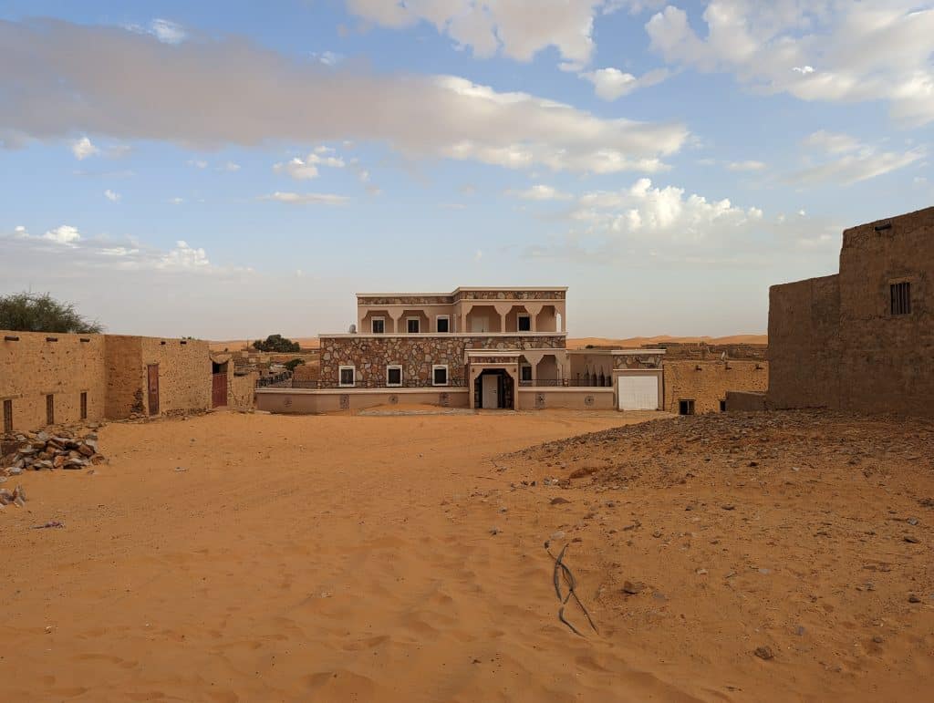 Historische Wüstenstadt Chinguetti mit traditionellen Lehmhäusern in der Sahara.
