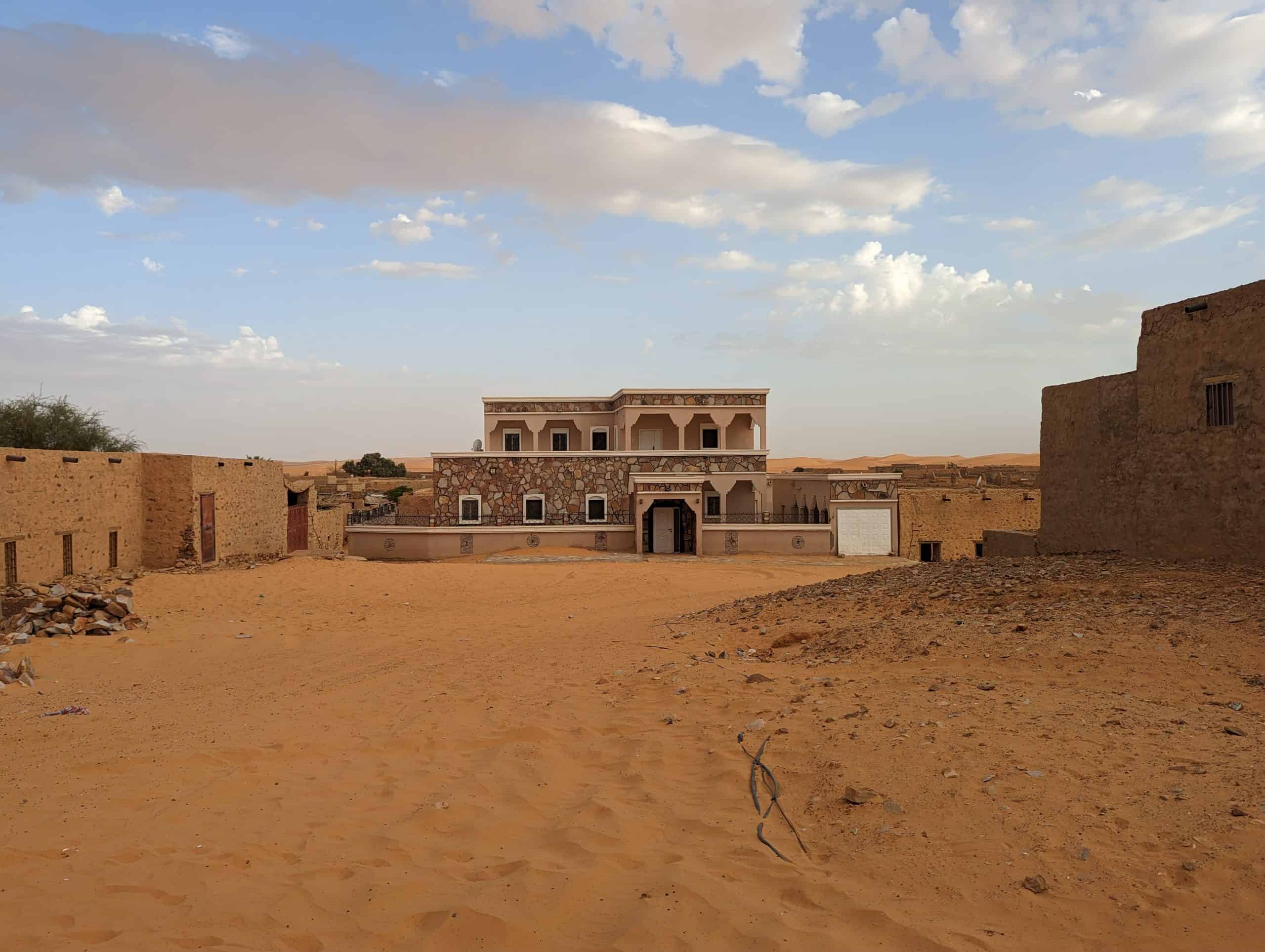 Historische Wüstenstadt Chinguetti mit traditionellen Lehmhäusern in der Sahara.