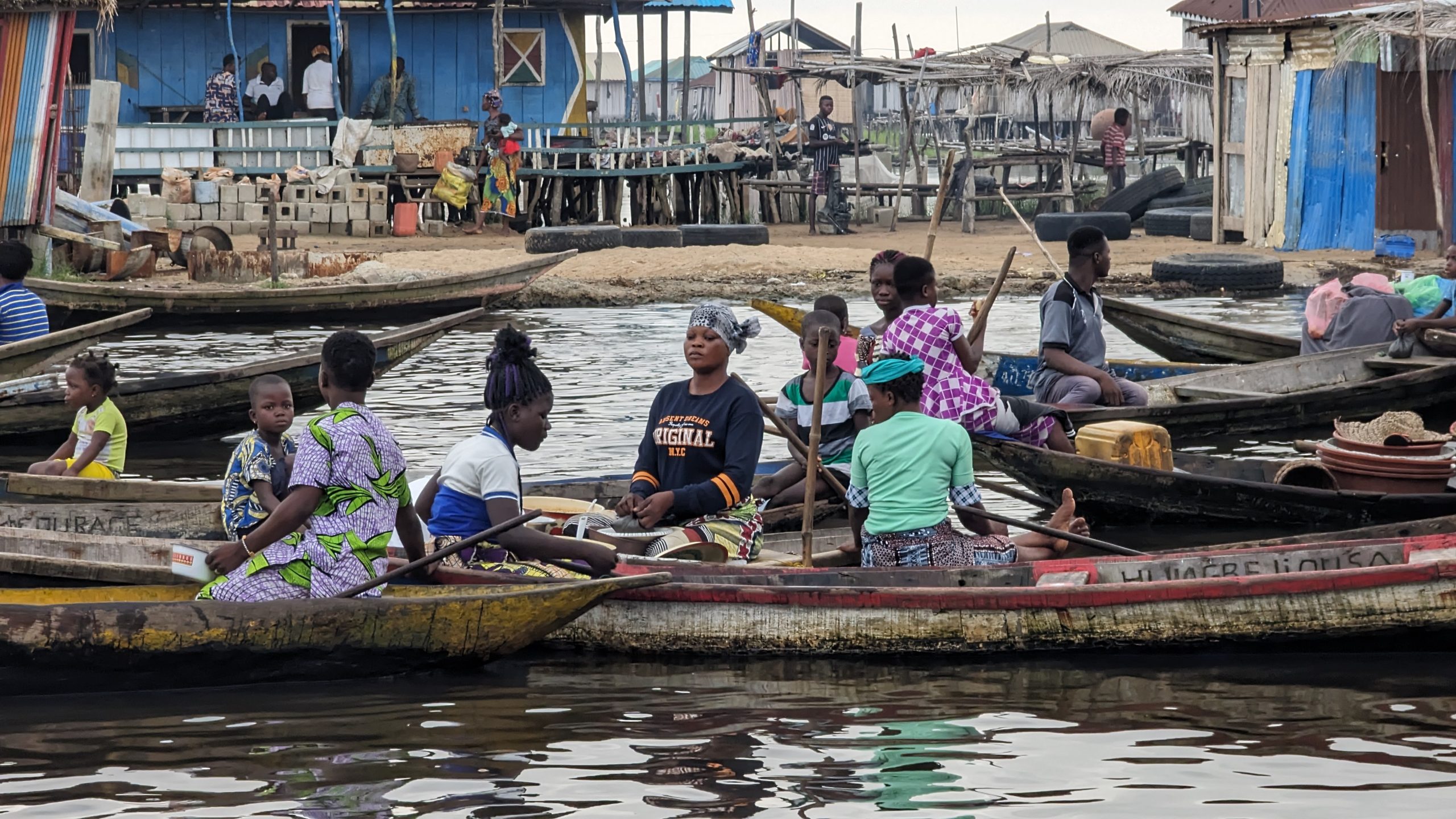 Menschen in Booten auf dem schwimmenden Markt in Ganvié, Afrika.