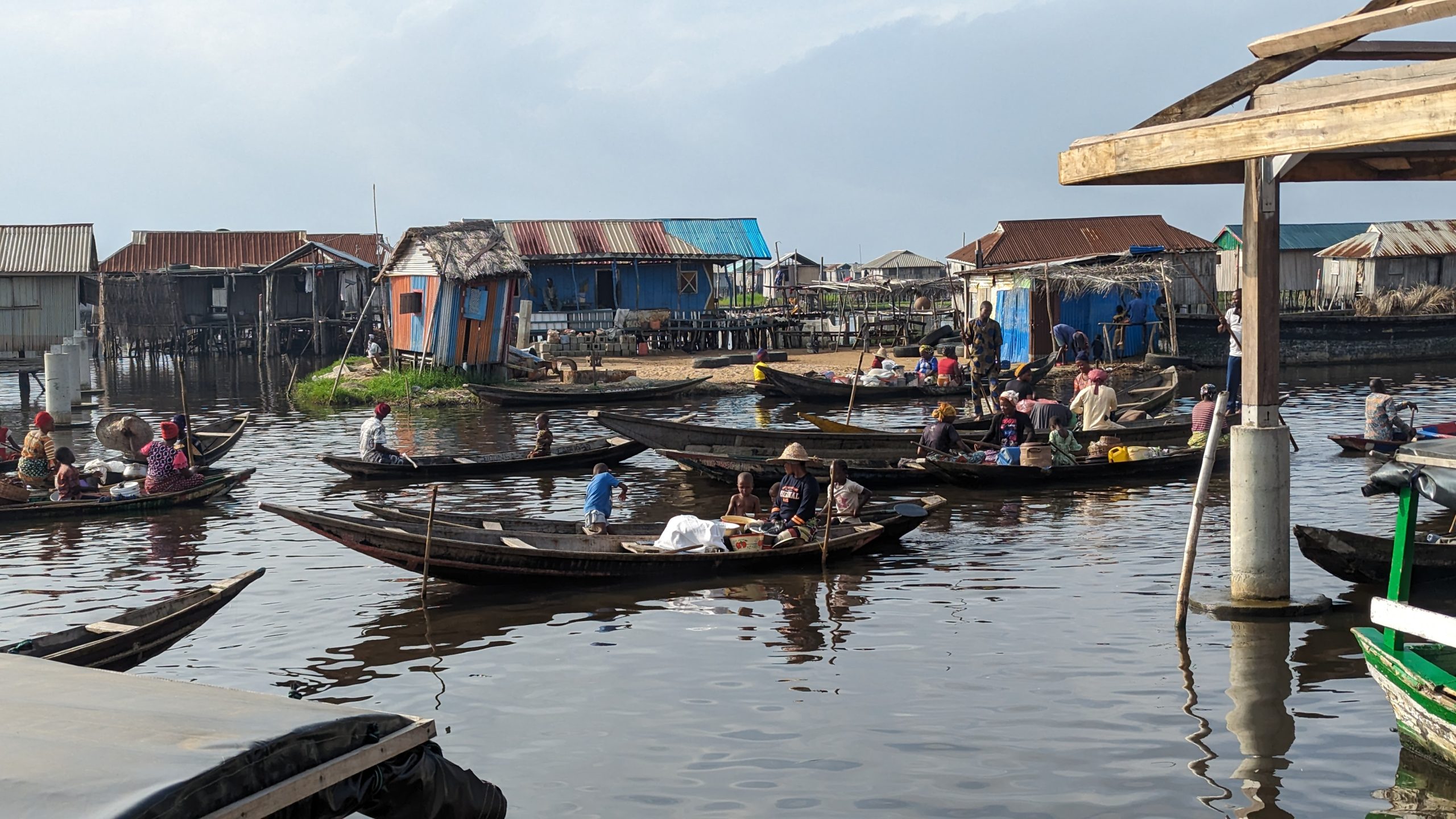 Schwimmendes Dorf Ganvié am Togo-See mit Boote und Bewohnern im Wasser.