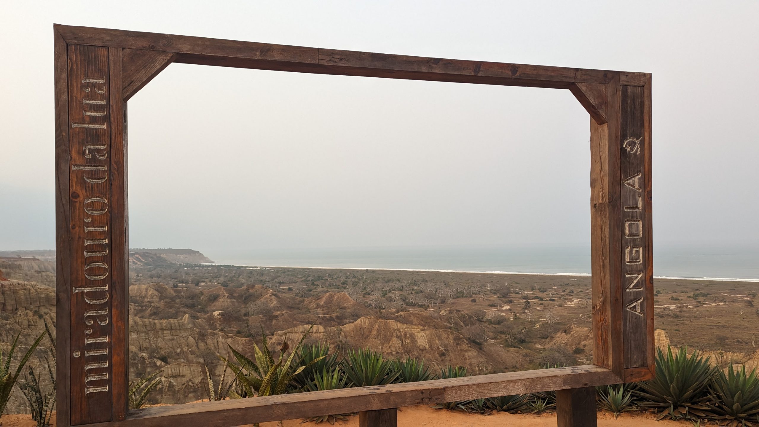 Angola, atemberaubende Küstenlandschaft und unberührte Natur in Afrika.