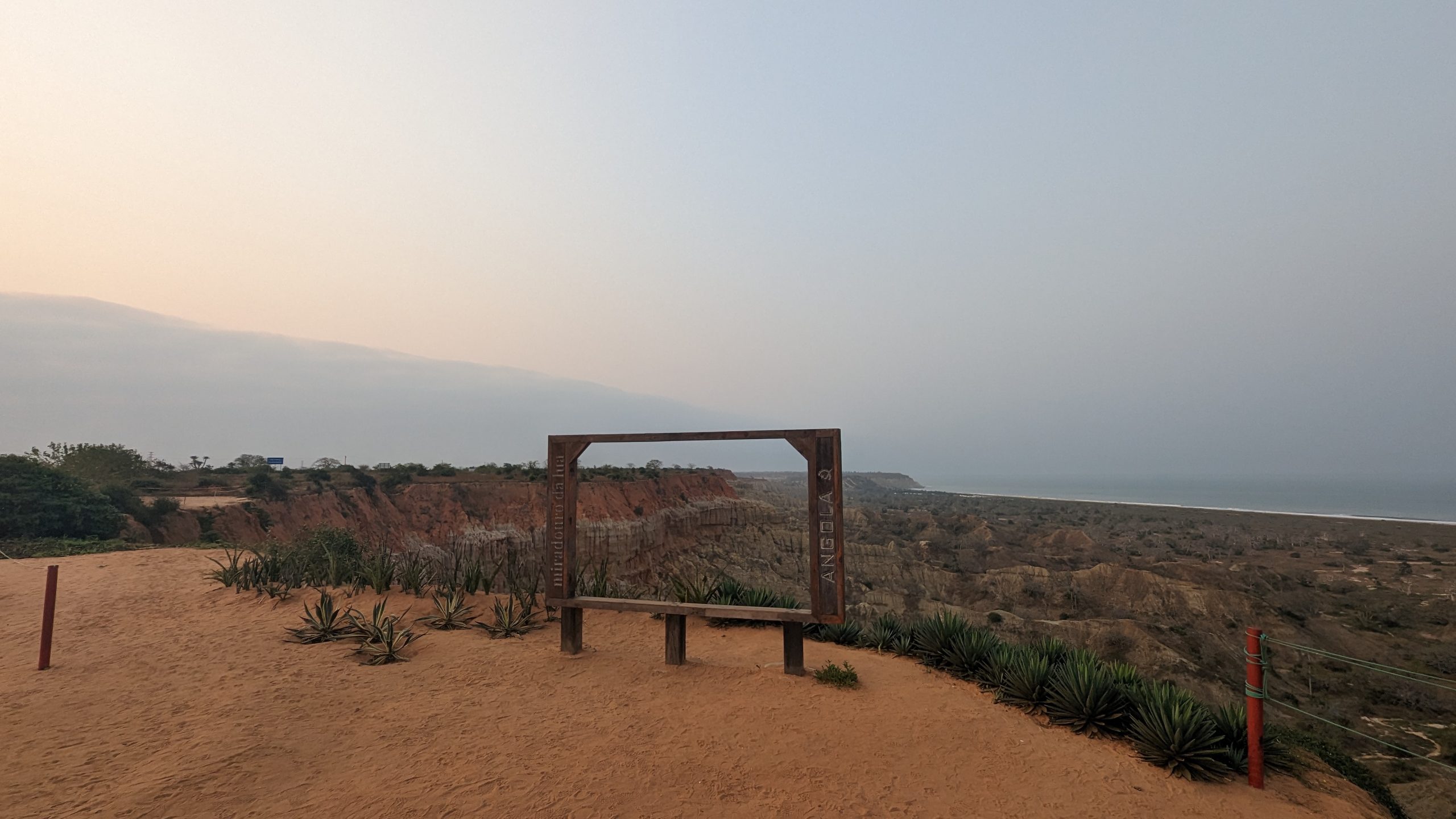 Strand in Angola mit Blick auf die Küste und Natur, unentdeckte Schönheit Afrikas.