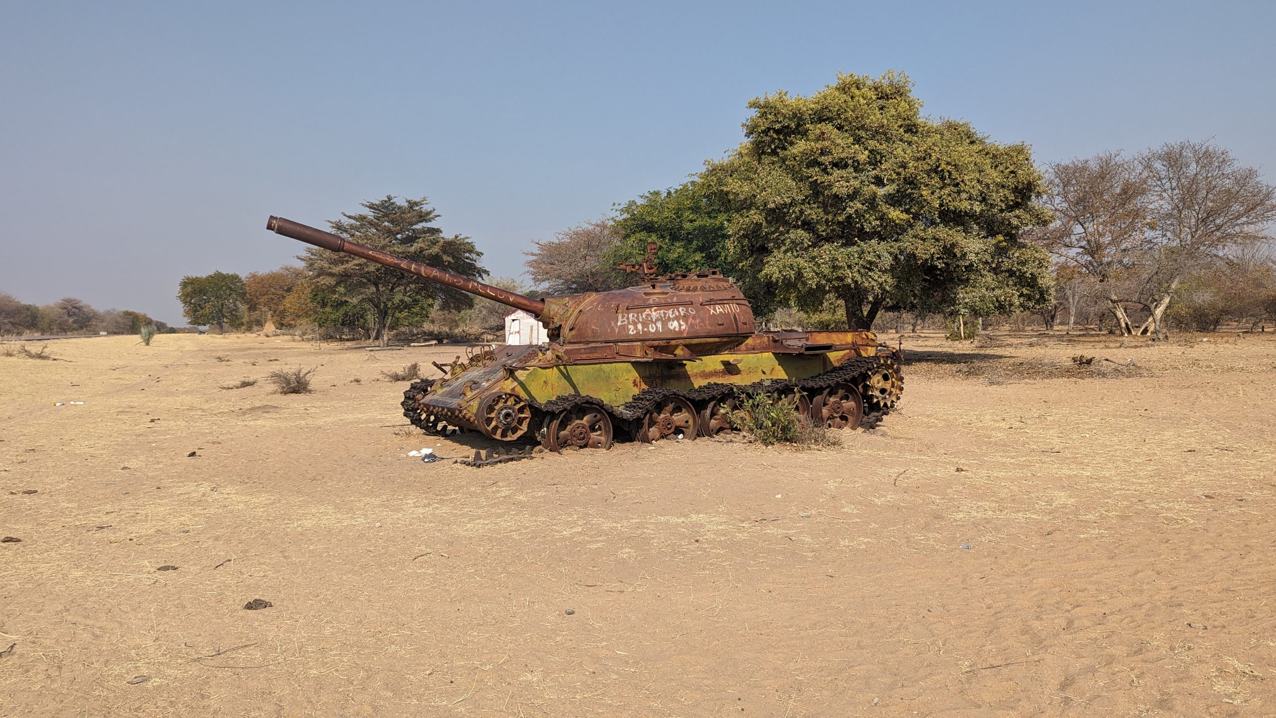 Alt Panzer in der afrikanischen Wüste, verrostet und verlassen.