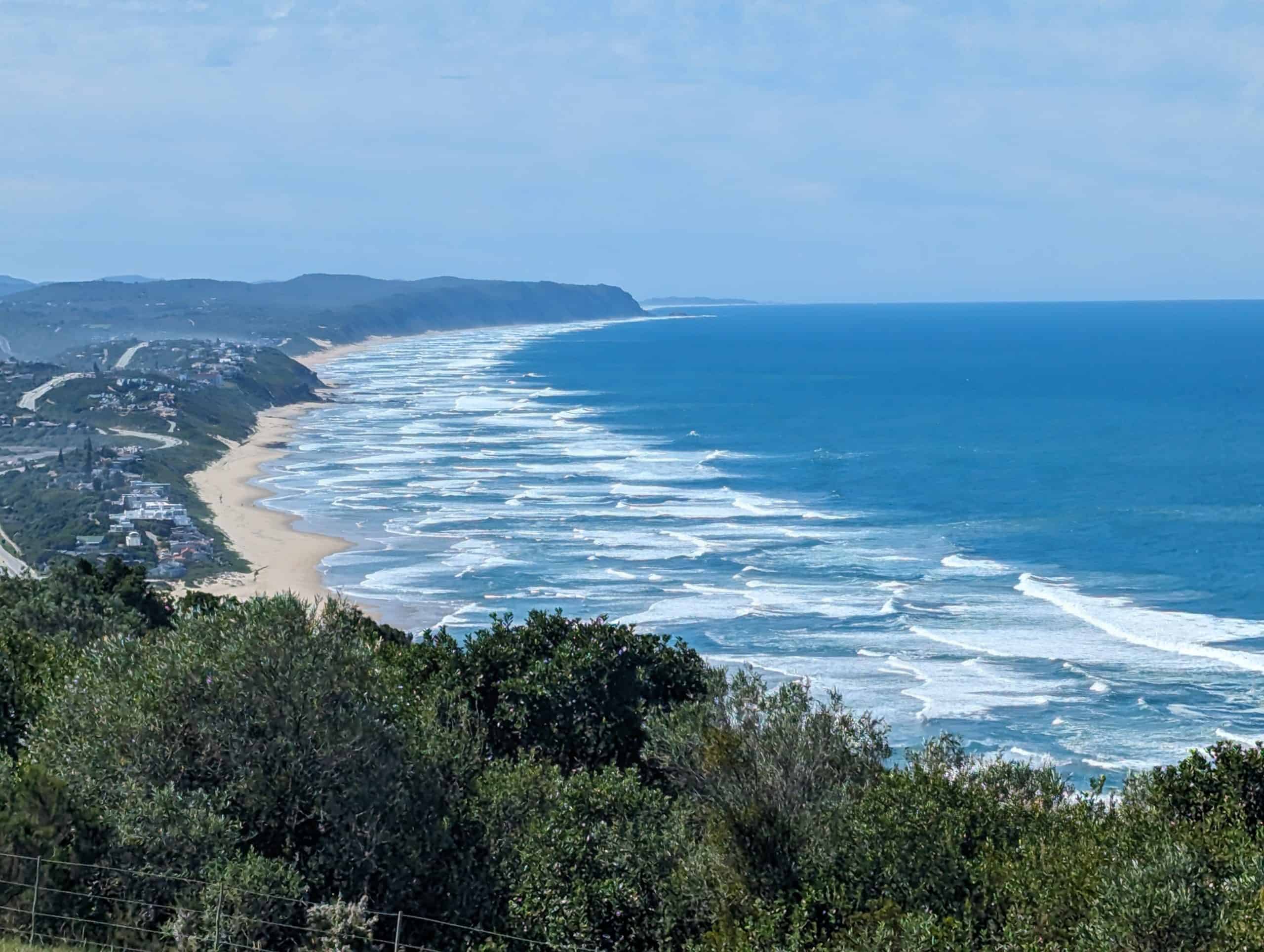 Atemberaubende Küstenlandschaft entlang der Garden Route in Südafrika.