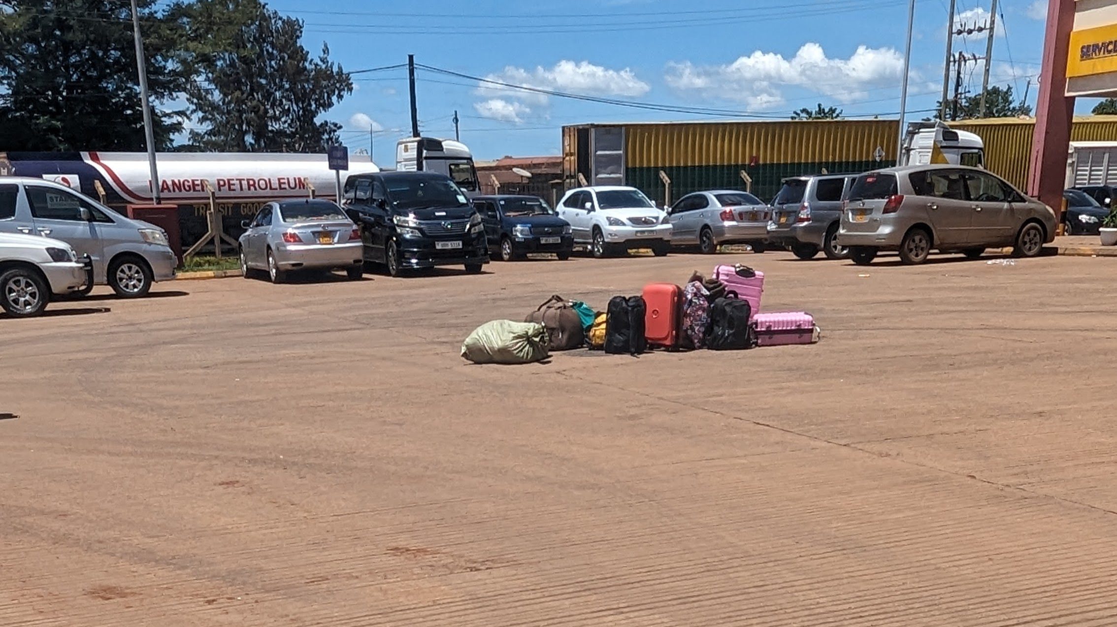 Reisegepäck am Busia-Grenzübergang, bereit für die afrikanische Reise.