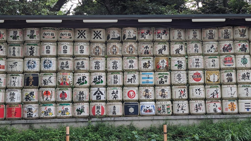 Wand mit japanischen Kalligraphie-Siegeln in Tokio, Stadt der Gegensätze.