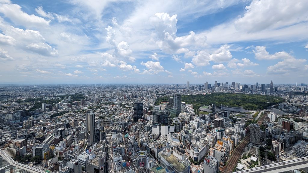 Panoramaaufnahme von Tokio mit Wolkenkratzern und Stadtleben.