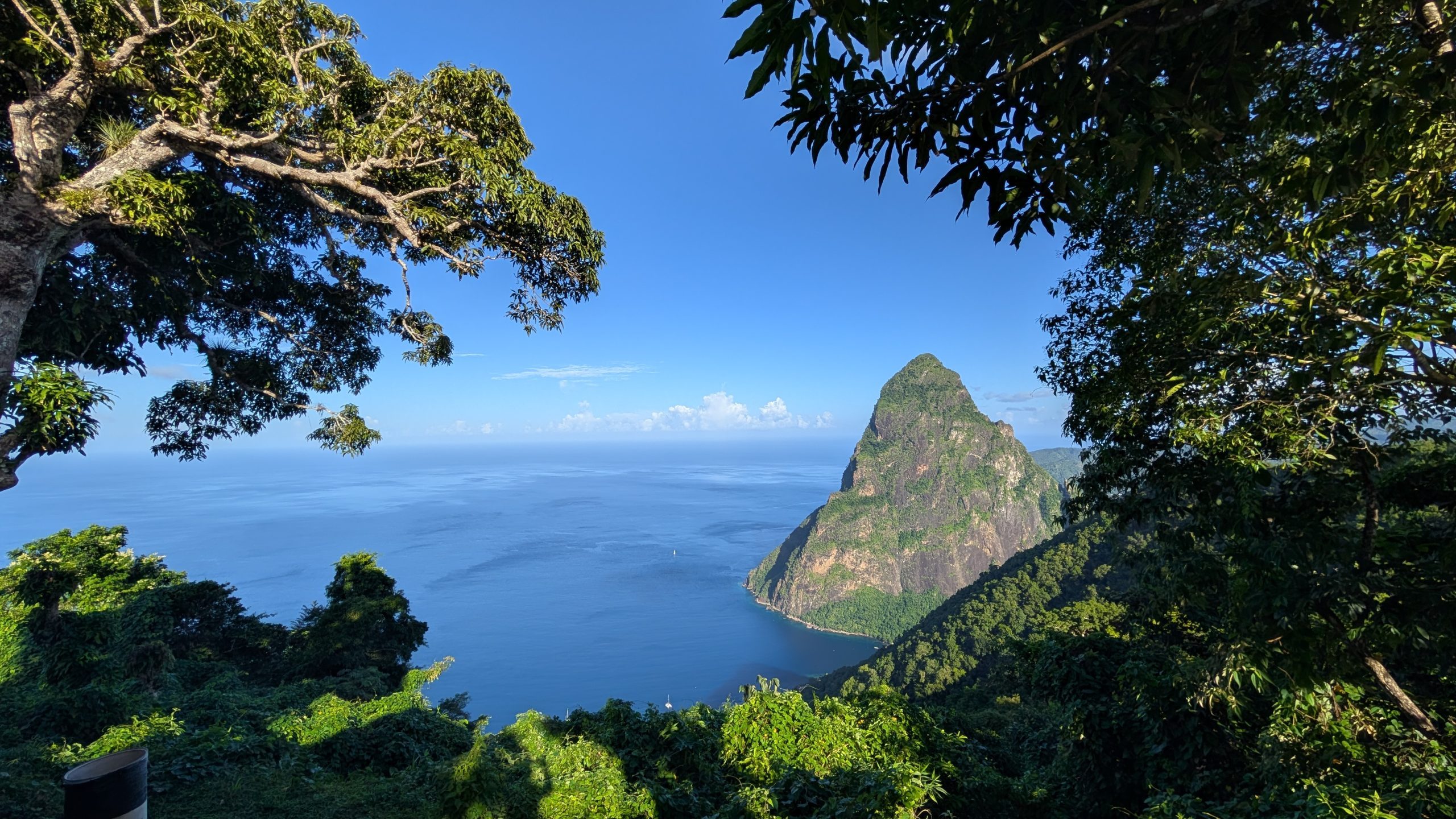 Atemberaubliche Aussicht auf Saint Lucia mit grünen Bergen und dem blauen Meer im Hintergrund.