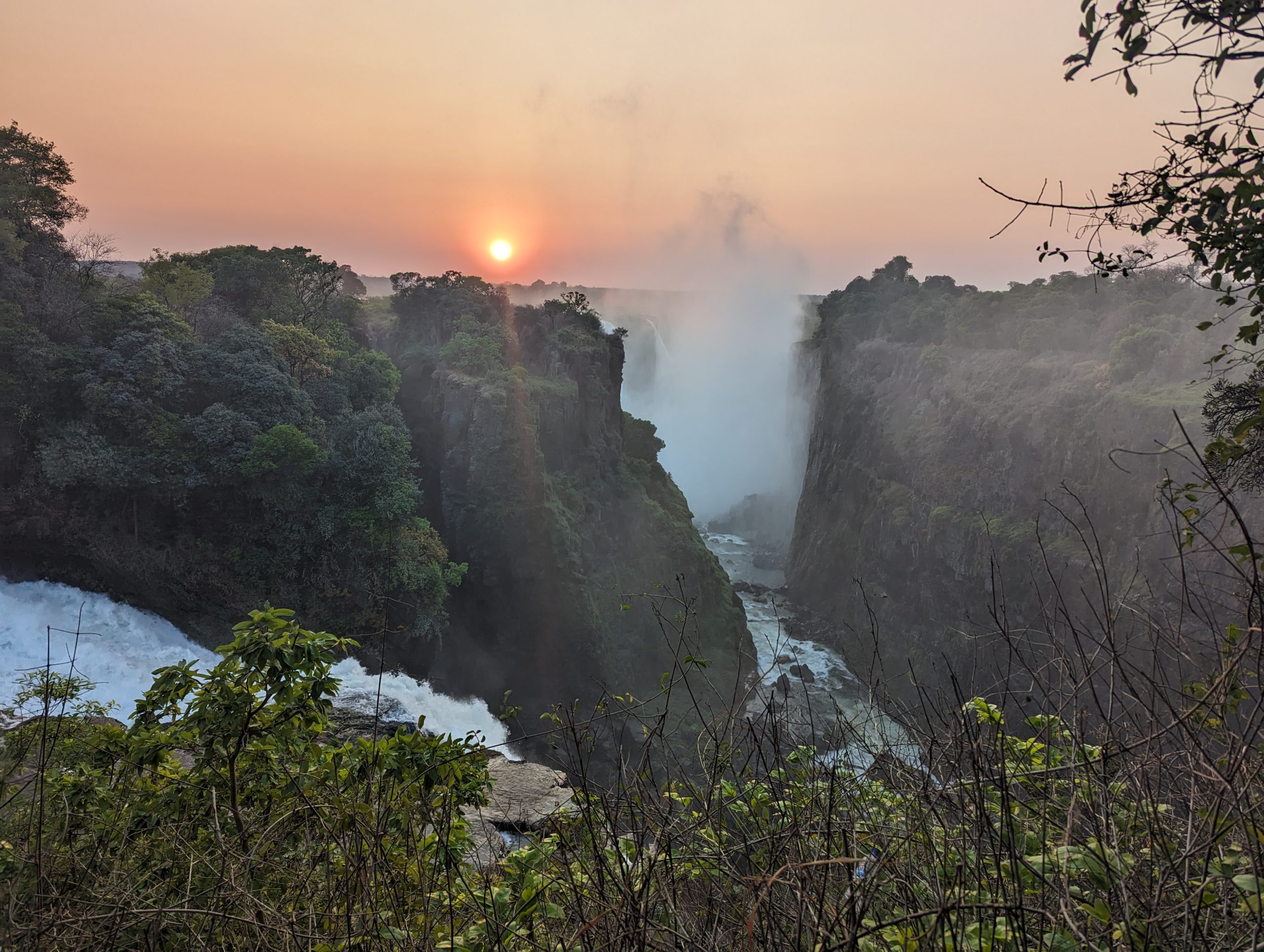 Spektakuläre Wasserfälle in der Natur, die laut „BOOM“ sagen, bei Sonnenuntergang.