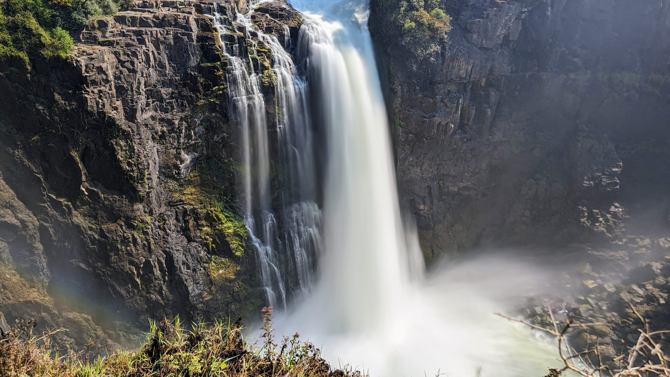 Majestätischer Wasserfall der Victoriafälle inmitten der Natur.