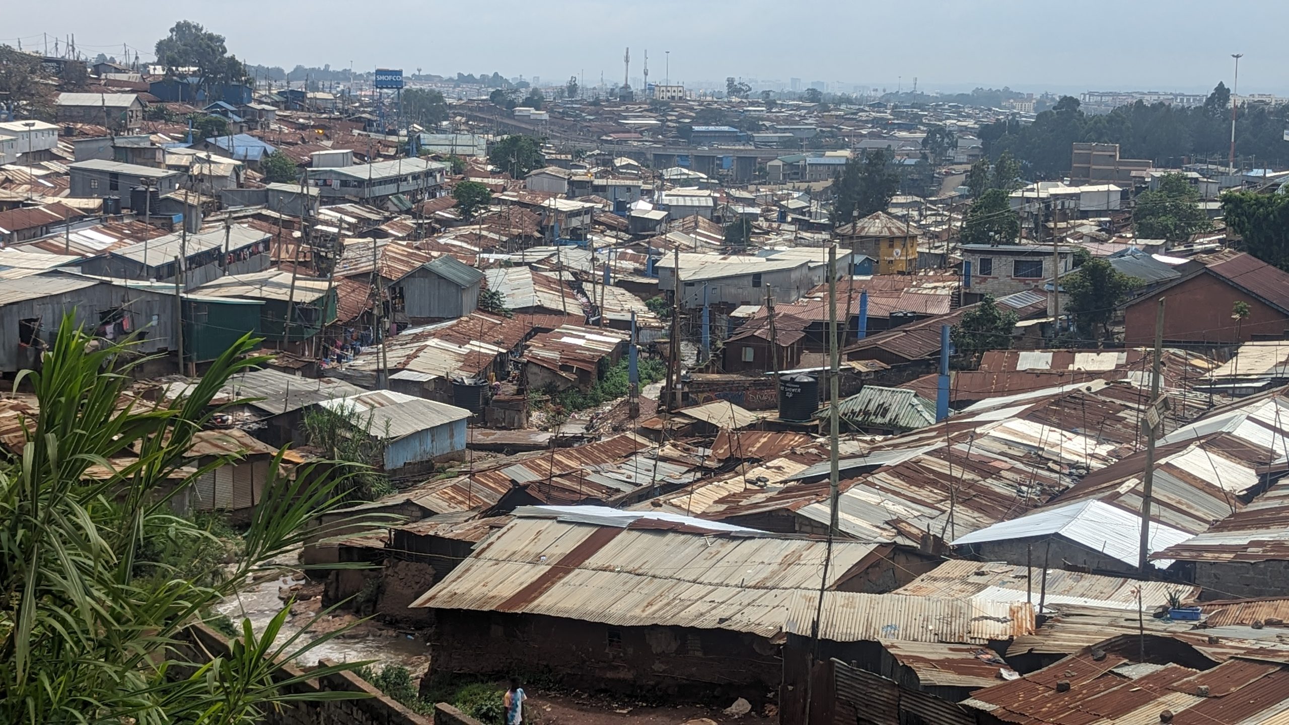 Blick auf Kibera, eines der größten Armenviertel Afrikas, mit engen Gassen und einfachen Hütten.
