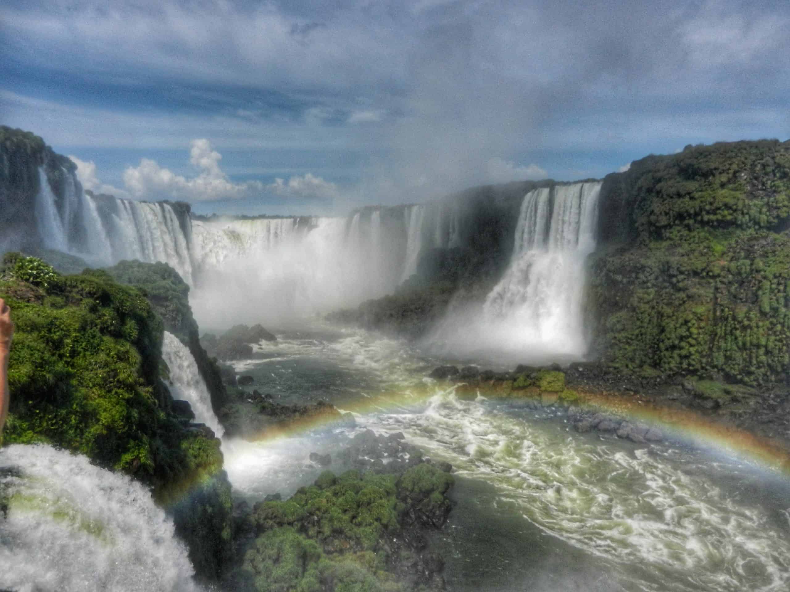 Wasserfälle in der Natur mit Regenbogen, beeindruckende Landschaft und fließendes Wasser.
