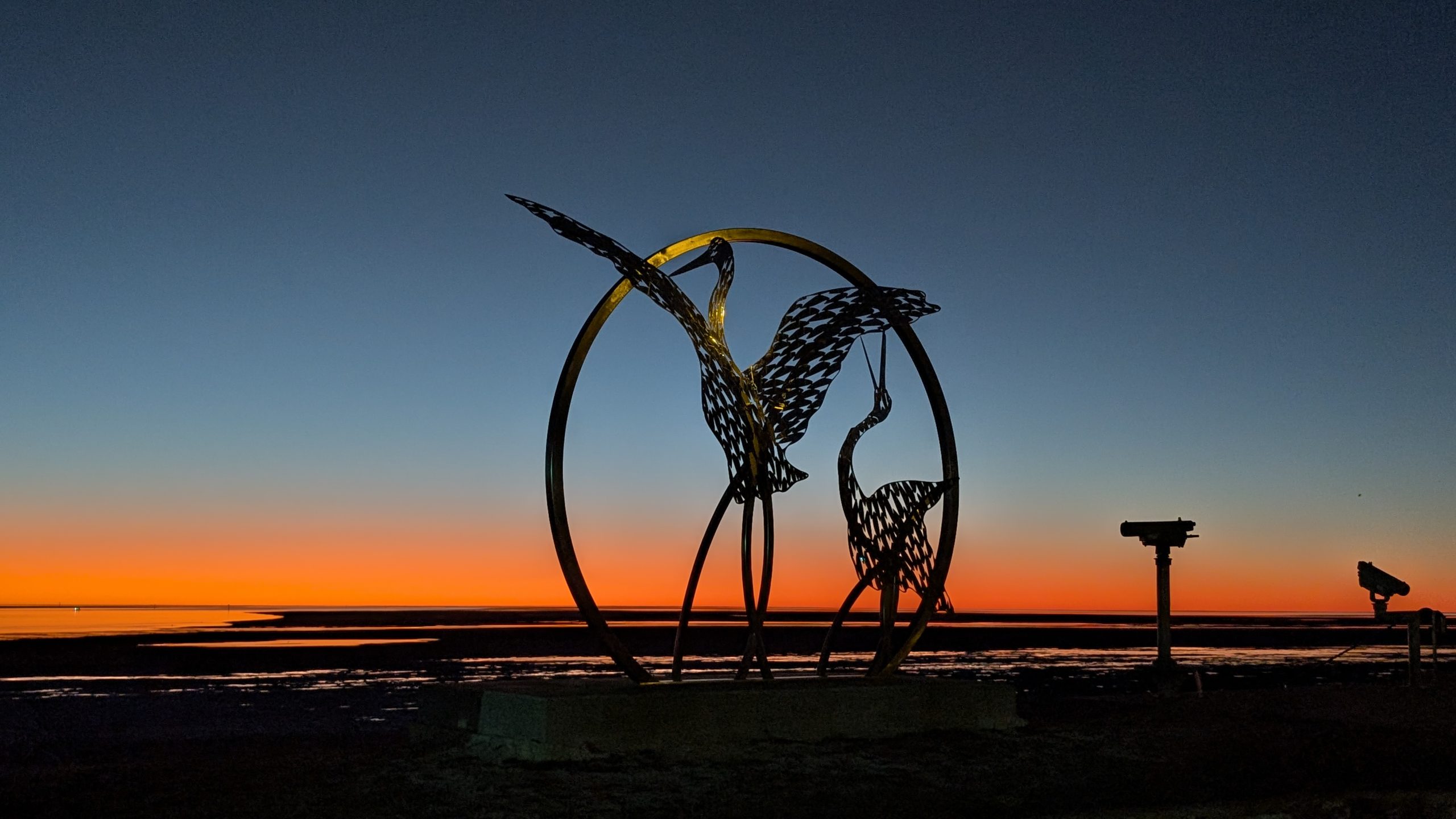 Kunstinstallation am Strand bei Sonnenuntergang in Karumba, Queensland.