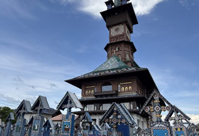 Rumänien | Oradea bis Cluj – Flussplatz, Holzkirche und ein Friedhof mit Humor | Beitragsbild