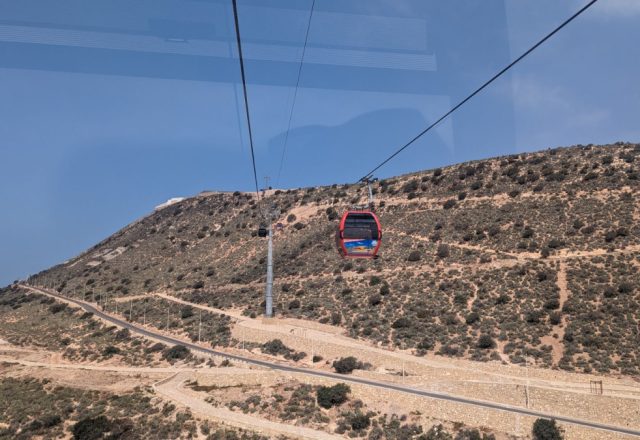 Marokko | Agadir ist eine Stadt, die an der marokkanischen Küste liegt und von Touristen gerne besucht wird. Die Stadt wurde im Jahr 1960 von einem Erdbeben zerstört und anschließend wieder aufgebaut – und das Ergebnis ist eine moderne Stadt, die dennoch ihre traditionelle marokkanische Nachbarschaft beibehalten hat. | 03