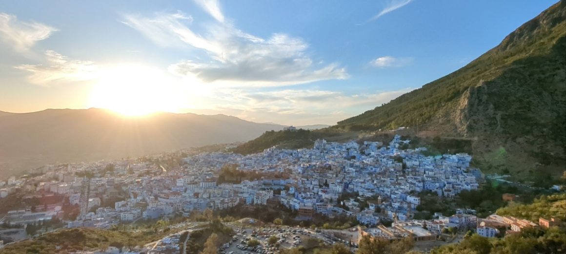 Marokko | Chefchaouen – blaue Gassen, Katzen und apokalyptische Reisegruppen | Beitragsbild