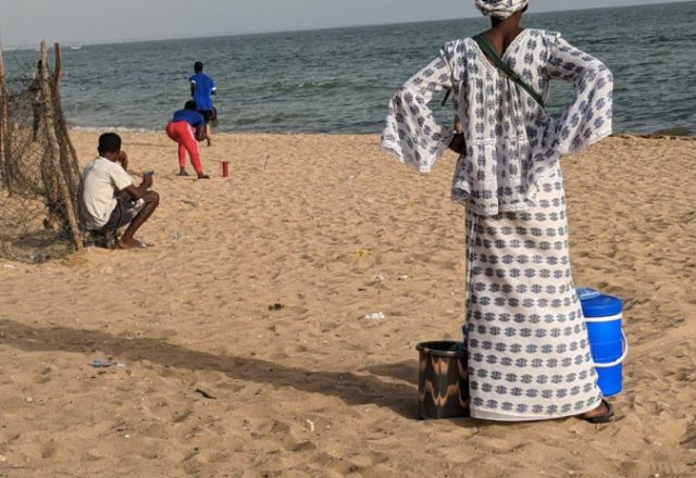 Senegal | Die letzten paar Tage habe ich es nun um einiges ruhiger angehen lassen. 90 Tage ständig unterwegs zu sein kann auch anstrengend sein. Auch hat sich die politische Lage in Senegal in den letzten Tagen enorm angespannt und es werden Besuche von einigen Regionen abgeraten. Hintergrund ist ein Gerichtsverfahren wegen Vergewaltigung gegen einen der Spitzen-Anwärter auf den Präsidentenposten für die Wahlen im nächsten Jahr. Seine Anhänger sehen darin ein Weg den Kandidaten aus dem Weg zu räumen. Da der Prozess in Dakar stattfindet habe ich mich entschieden weiter in den Süden zu fahren um dort die Zeit in einem Airbnb abzusitzen. Mit Blick auf’s Meer. Das hilft die Batterie wieder aufzuladen. | 11