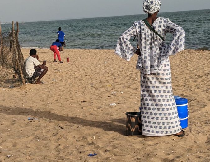 Senegal | Die letzten paar Tage habe ich es nun um einiges ruhiger angehen lassen. 90 Tage ständig unterwegs zu sein kann auch anstrengend sein. Auch hat sich die politische Lage in Senegal in den letzten Tagen enorm angespannt und es werden Besuche von einigen Regionen abgeraten. Hintergrund ist ein Gerichtsverfahren wegen Vergewaltigung gegen einen der Spitzen-Anwärter auf den Präsidentenposten für die Wahlen im nächsten Jahr. Seine Anhänger sehen darin ein Weg den Kandidaten aus dem Weg zu räumen. Da der Prozess in Dakar stattfindet habe ich mich entschieden weiter in den Süden zu fahren um dort die Zeit in einem Airbnb abzusitzen. Mit Blick auf’s Meer. Das hilft die Batterie wieder aufzuladen. | 11